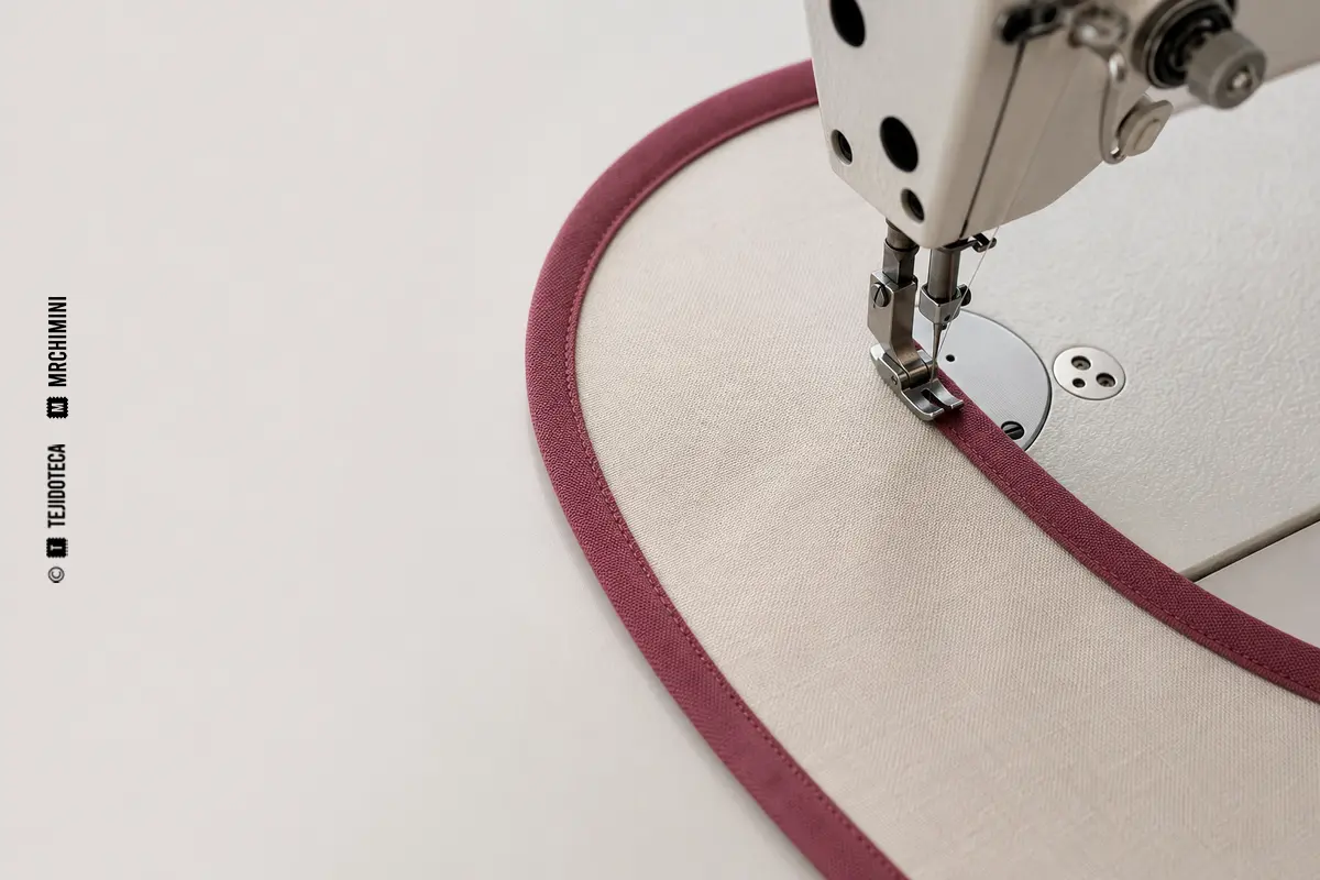 COSTURA RIBETEADA – TEJIDOTECA Representación técnica de costura ribeteada en confección textil.