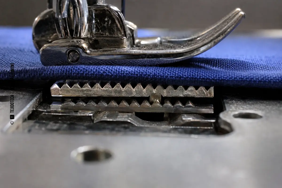 DIENTES DE ARRASTRE – TEJIDOTECA Representación técnica de dientes de arrastre en costura y confección.