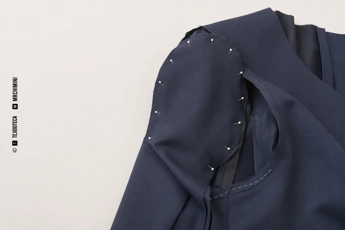 EMBEBIDO – TEJIDOTECA Representación técnica de embebido en confección textil.