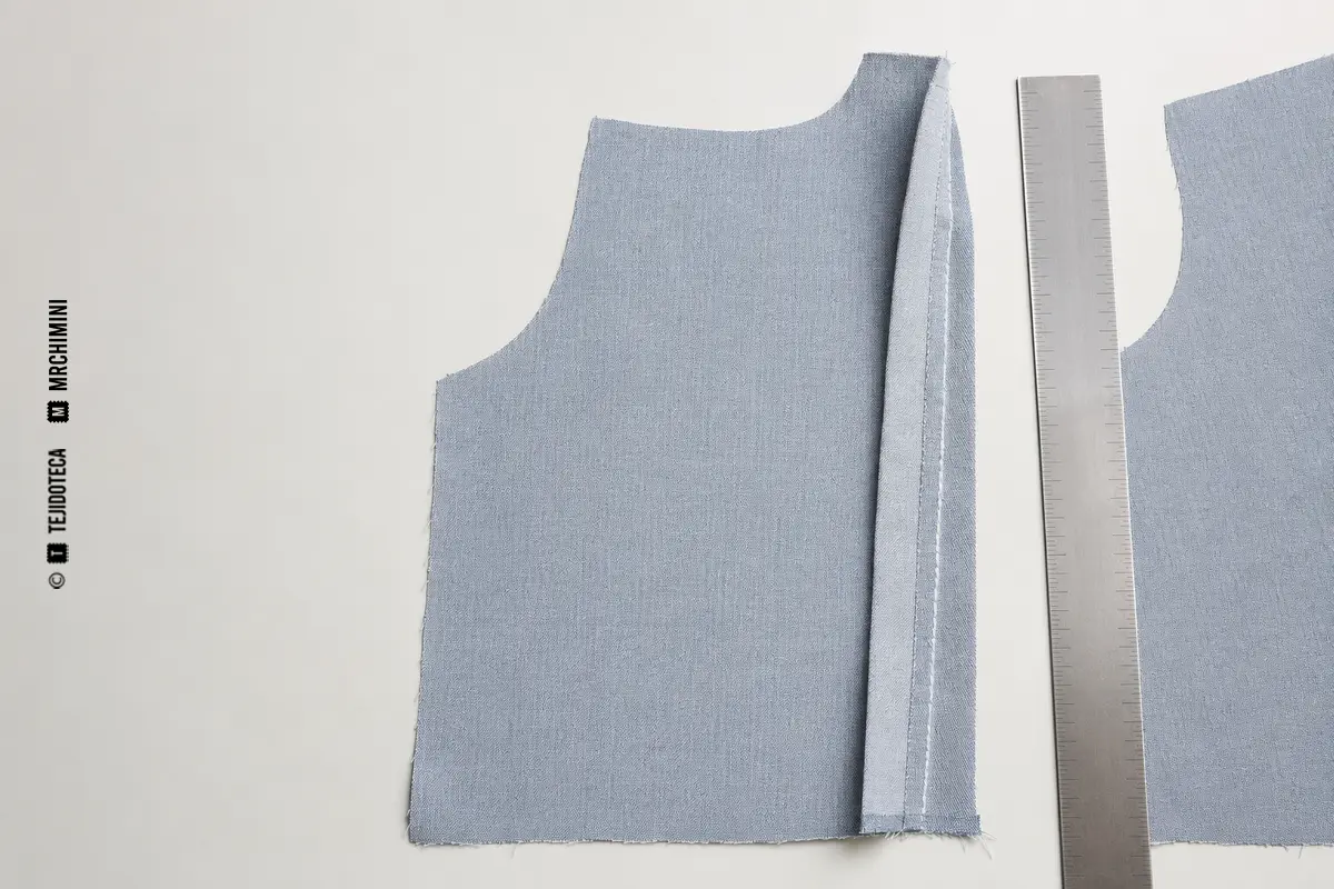 Representación técnica de margen de costura en confección textil.