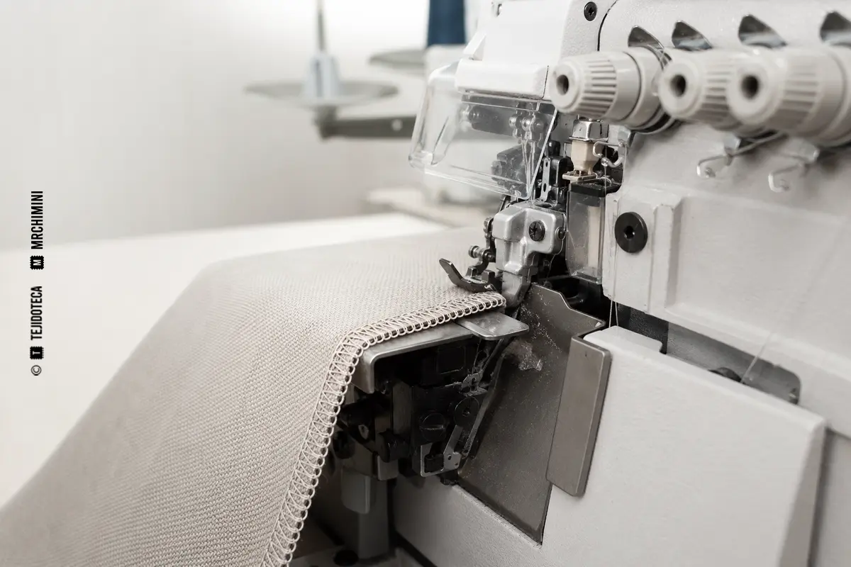 Representación técnica de sobrehilado en confección textil.