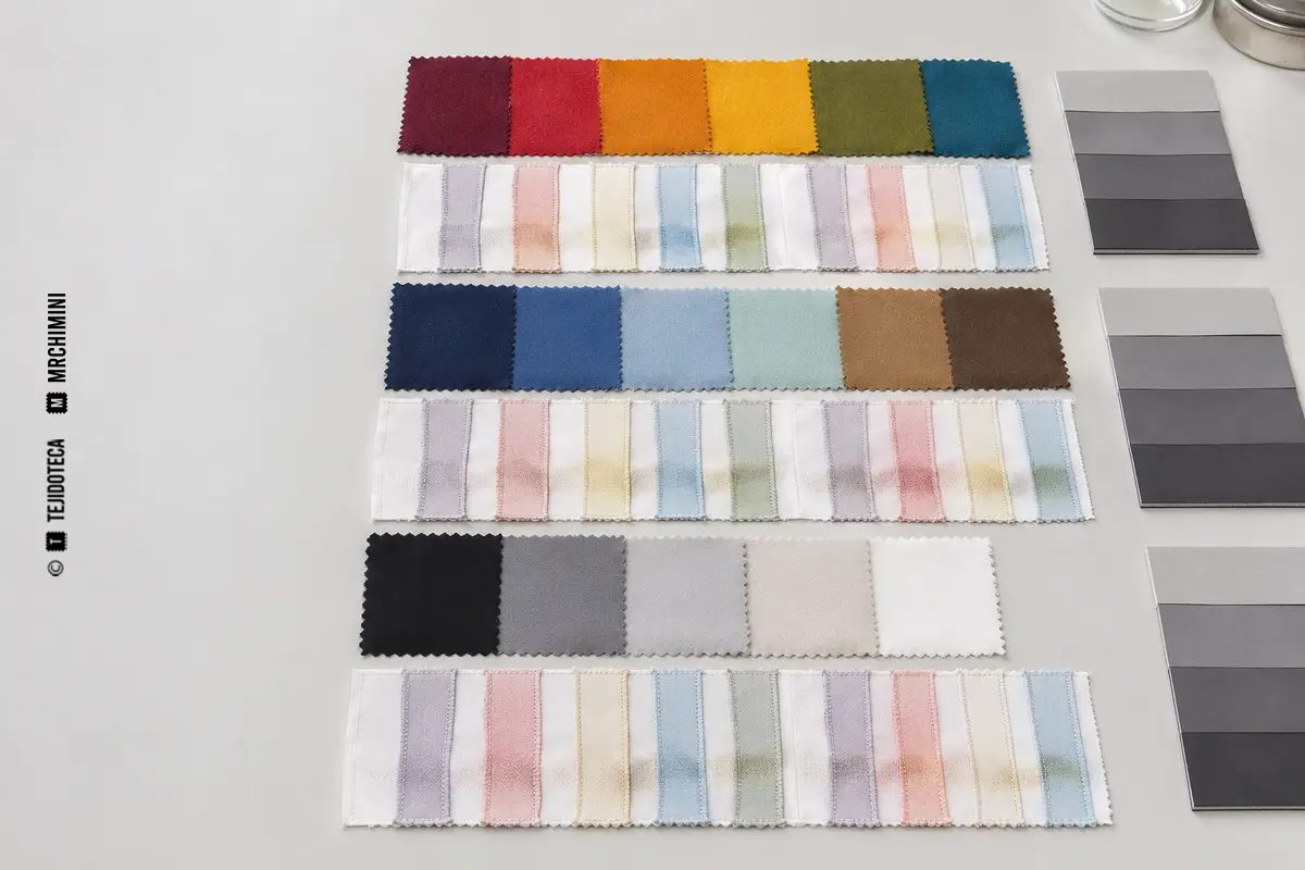 Muestras textiles coloreadas comparadas con tejidos adyacentes y escalas de grises.