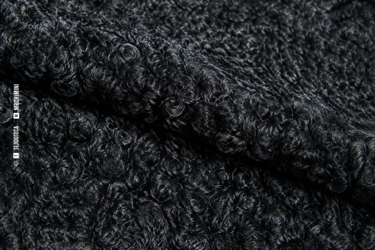 Macro de astracán de imitación textil negro con rizos compactos