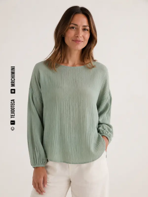 Blusa verde salvia confeccionada con doble gasa de algodón.