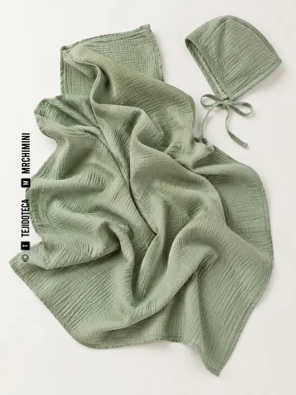 Manta y gorro infantil de doble gasa verde salvia.