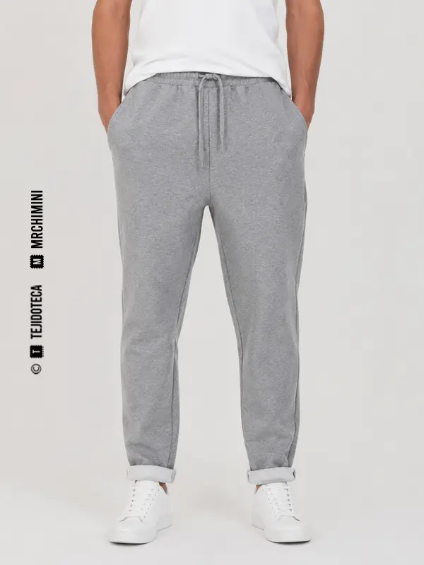 Pantalón jogger realizado con French terry gris.
