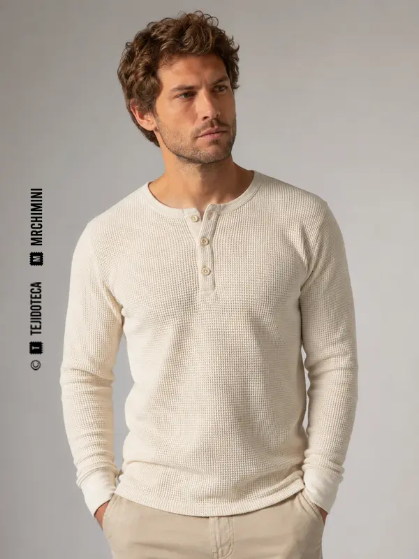 Camiseta Henley confeccionada con punto gofre color crudo.