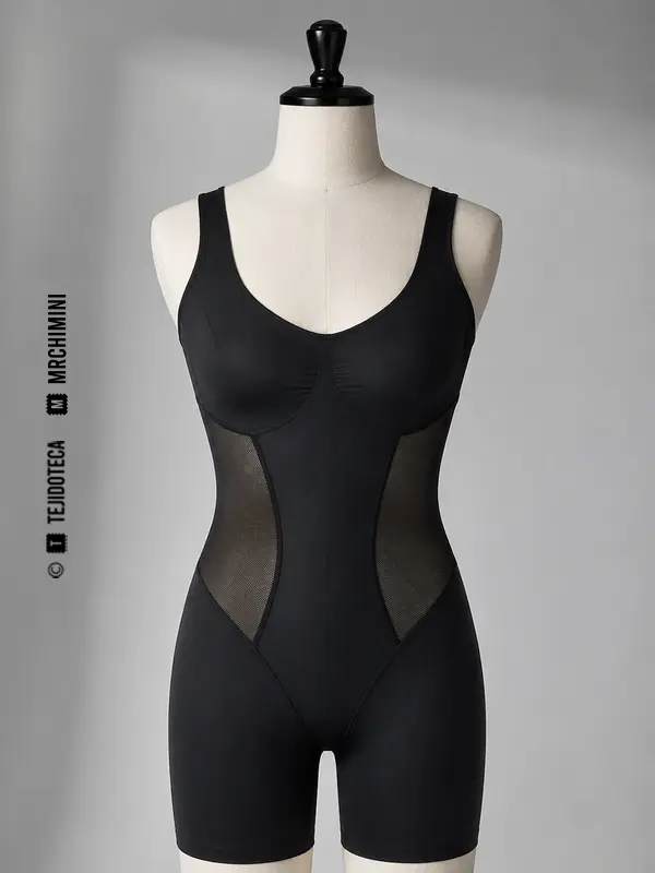 Prenda de shapewear con paneles laterales de powernet negro.