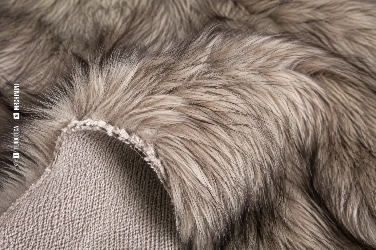 Macro de piel sintética con pelo y reverso textil