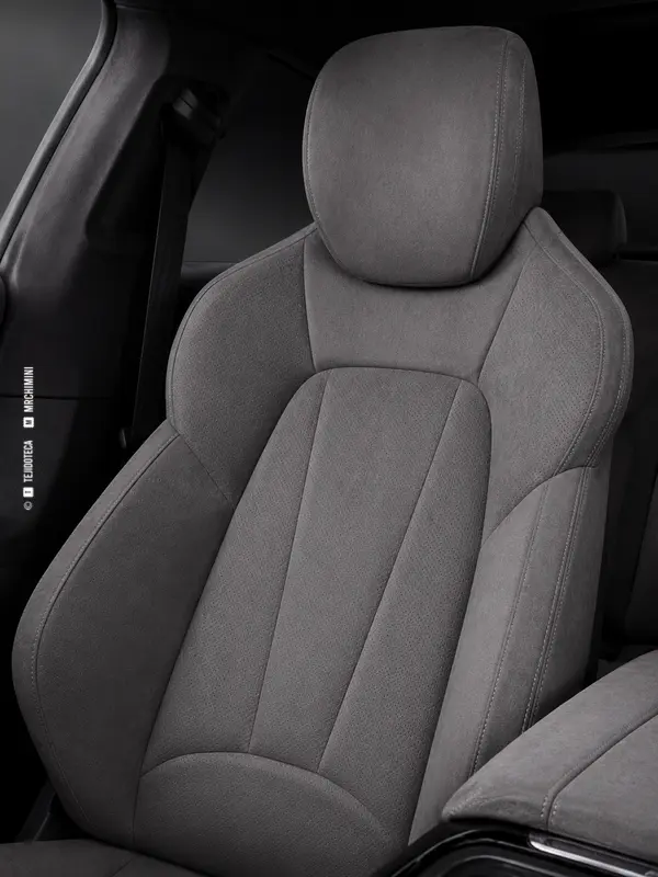 Asiento de automóvil tapizado con Alcantara