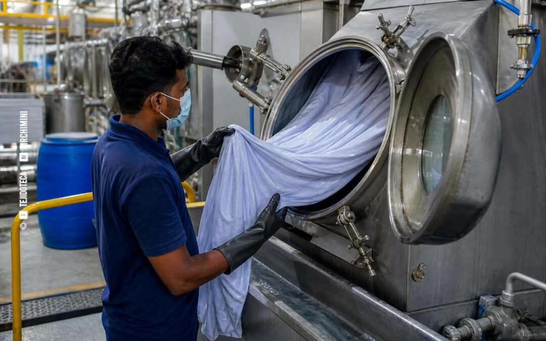 Tejido de algodón tratado en una máquina industrial de biopulido enzimático