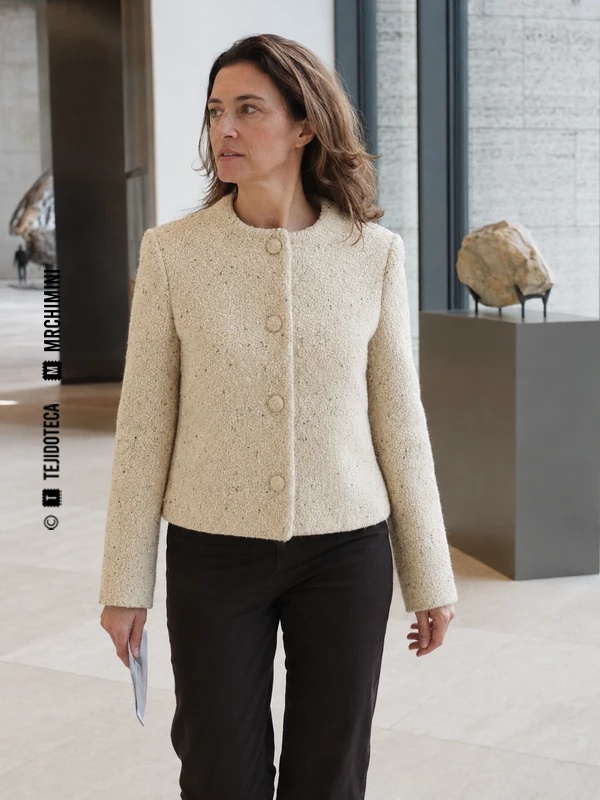 Chaqueta de Bouclé en crema cálido #E7DDC8 con motas carbón