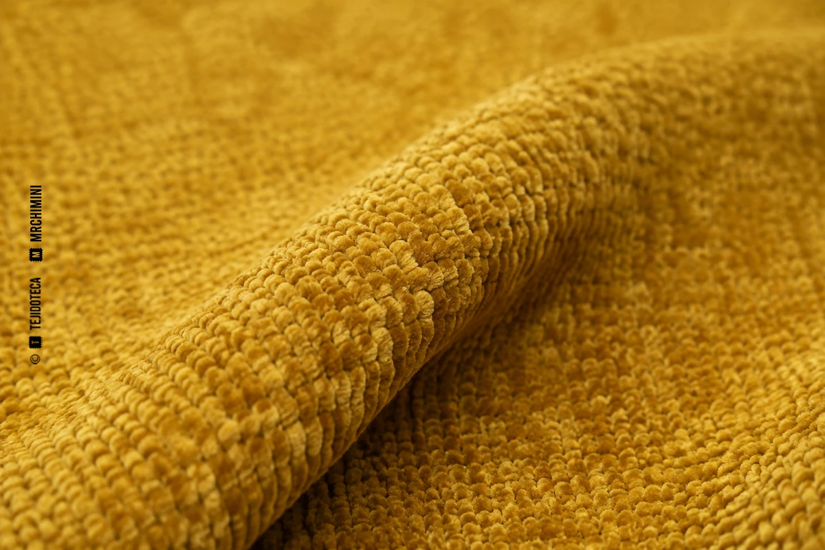 Macrofotografía de tejido de chenilla en mostaza dorado #B8892D