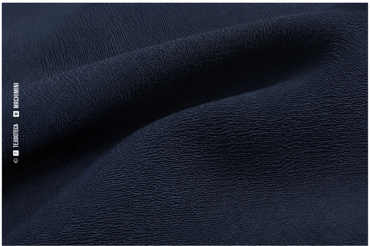 Macrofotografía de tejido crepé marroquín en azul noche #24334F