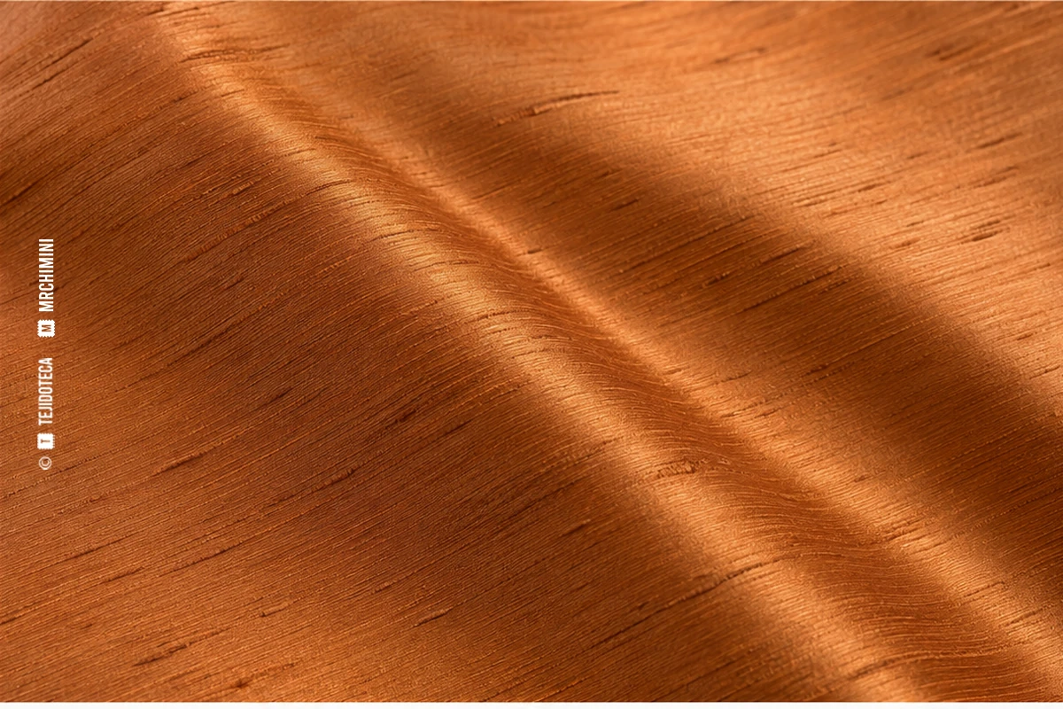 Macrofotografía de tejido dupión en cobre dorado #B46F3C