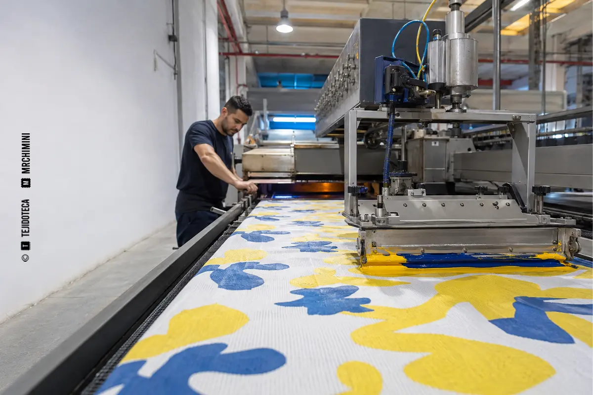 Estampación pigmentaria textil Estampación pigmentaria textil — TEJIDOTECA