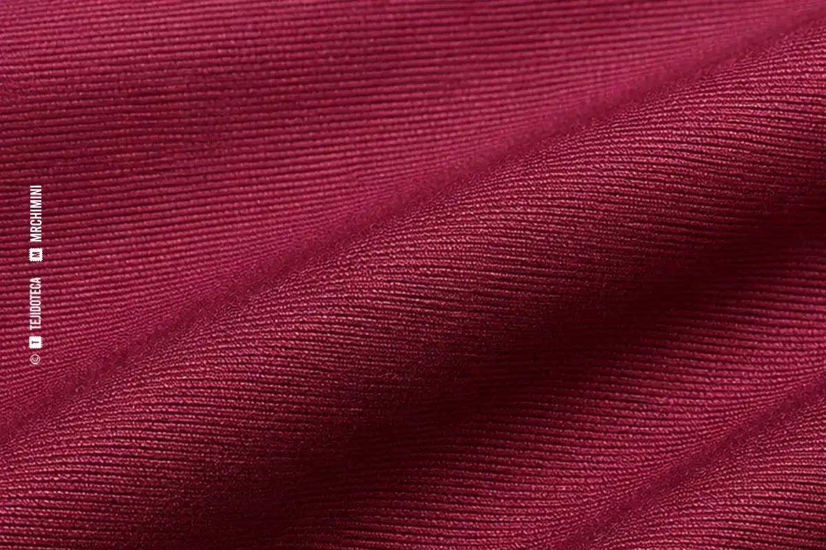 Macrofotografía de tejido faille en frambuesa profundo #8F294F