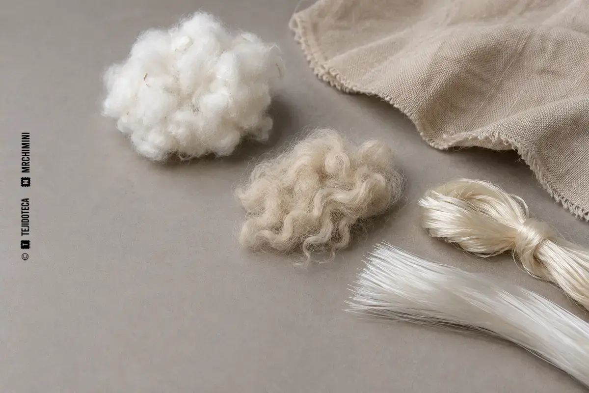 FIBRA REGENERADA – TEJIDOTECA Representación técnica de fibra regenerada en el ámbito de las fibras textiles.