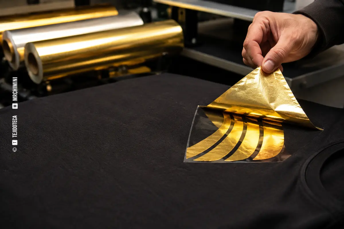 Aplicación de foil textil Aplicación de foil textil — TEJIDOTECA