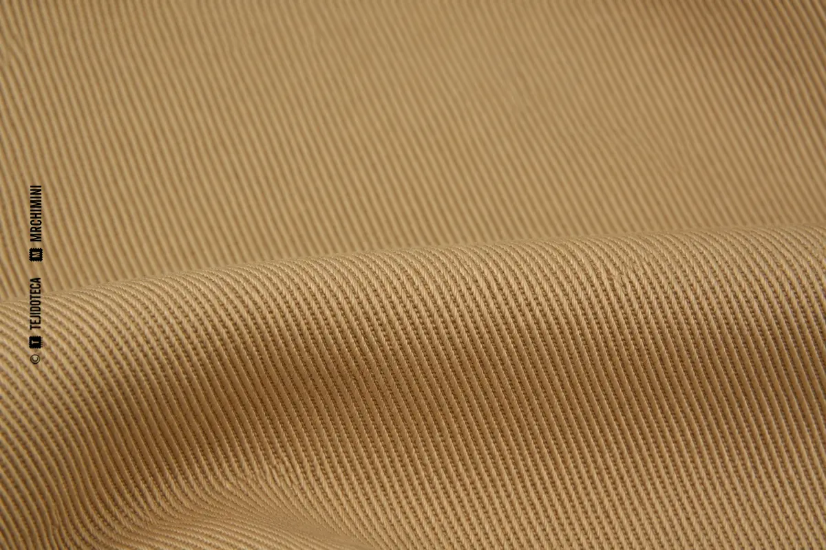 Tejido de gabardina con diagonales compactas