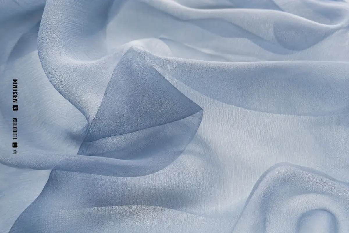 Macrofotografía de gasa azul humo ligera y transparente