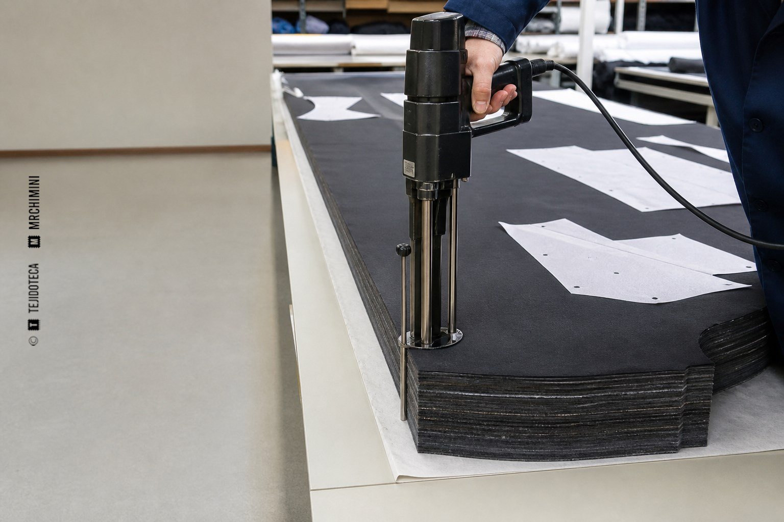 Grapadora textil industrial fijando las capas de un colchón junto al margen de corte