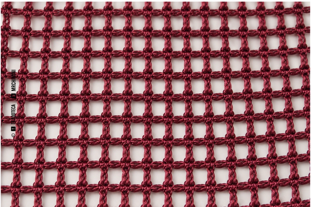 Macrofotografía de tejido grenadina en rojo vino #7B2737