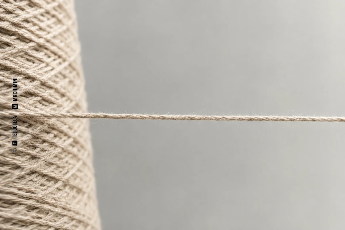 Un único hilo simple mostrado en macro junto a su sección.