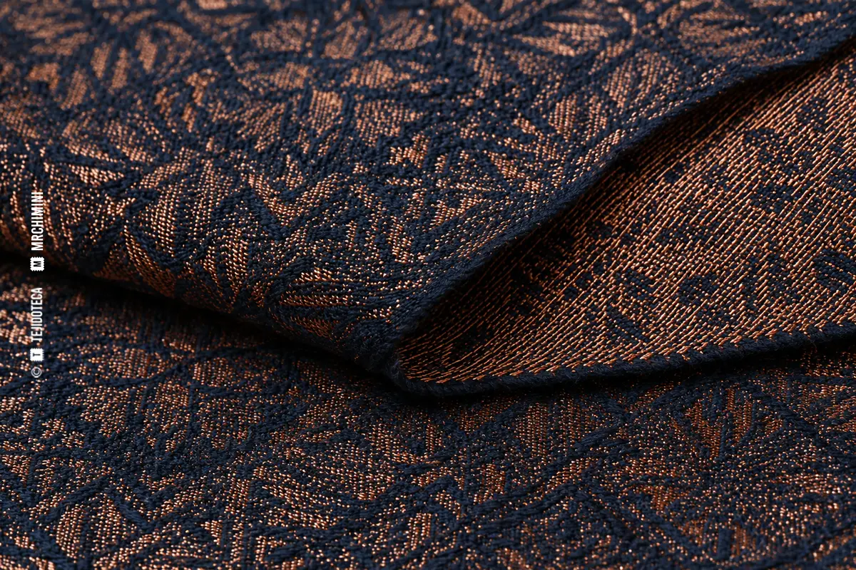 Macrofotografía de tejido jacquard azul noche y cobre con dibujo tejido