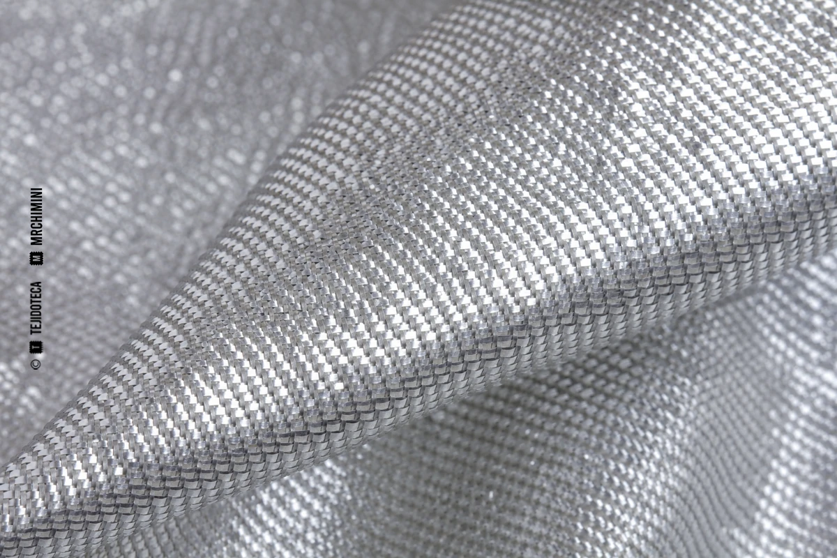 Macrofotografía de tejido lamé en plata fría #C9CDD2