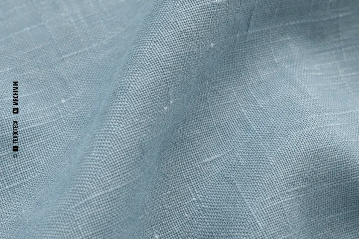 Macrofotografía de tejido de lino en azul cielo lavado #7FA7B4