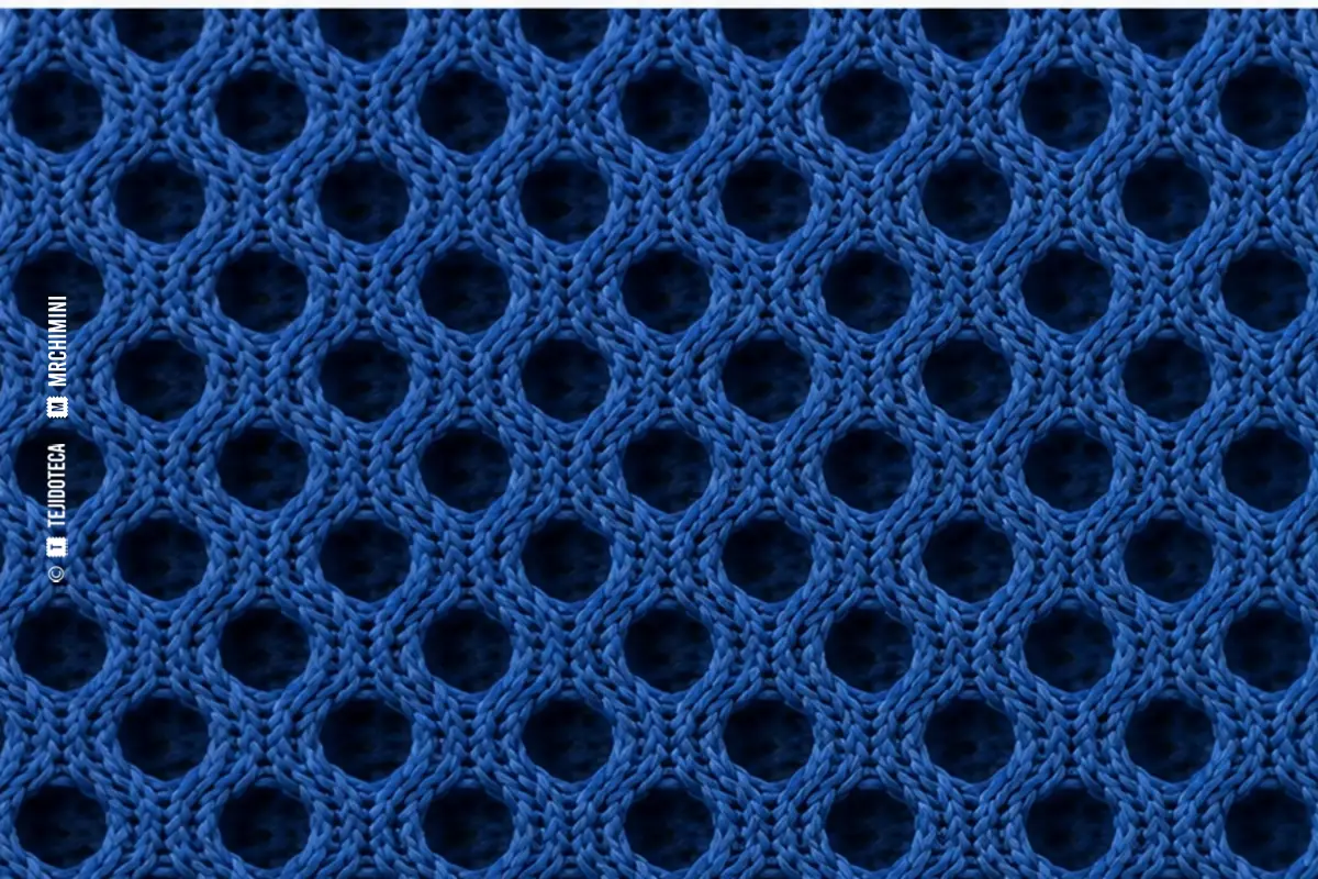 Macrofotografía de tejido de malla en azul cobalto #255FA8