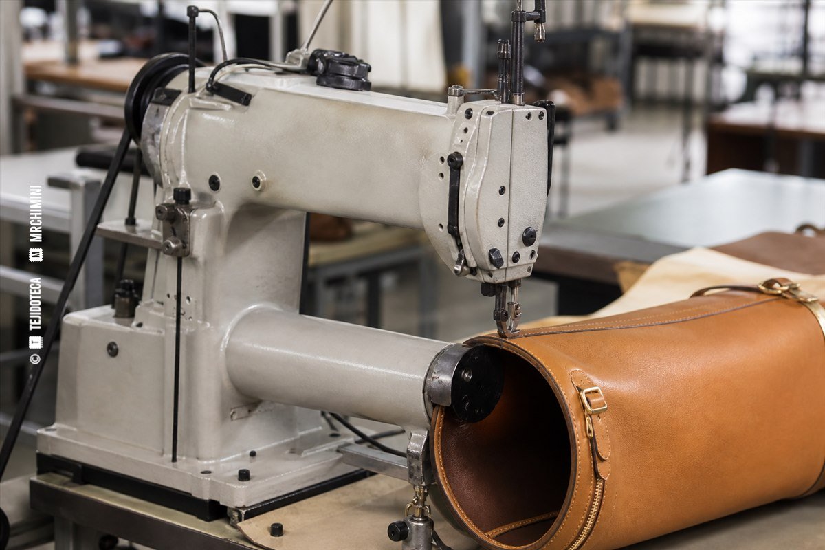 Máquina de brazo cilíndrico cosiendo la abertura tubular de un bolso