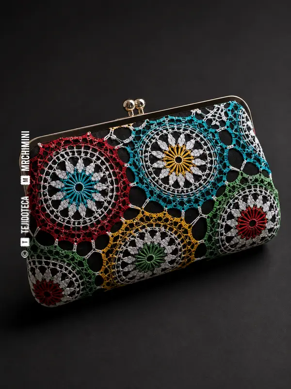 Bolso de mano con encaje ñandutí