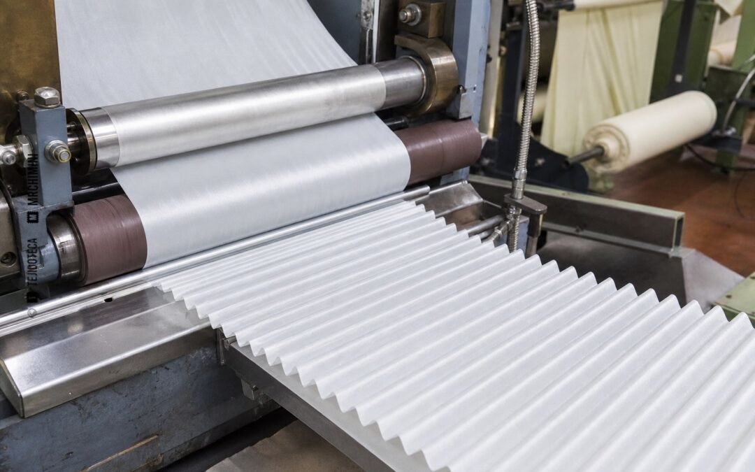 Tejido formando pliegues en una máquina industrial de plisado permanente