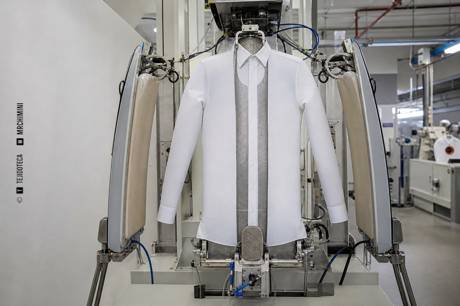 Prensa doble industrial acabando simultáneamente el cuerpo de una camisa blanca