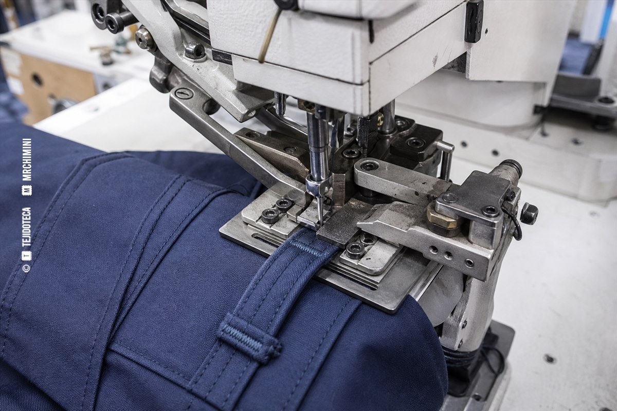 Presilladora industrial reforzando una trabilla de pantalón