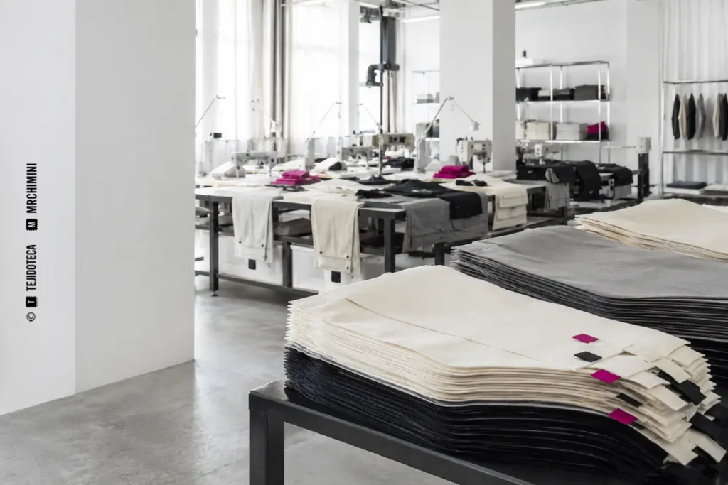 Piezas textiles cortadas y organizadas para confeccionar prendas de prêt-à-porter en serie
