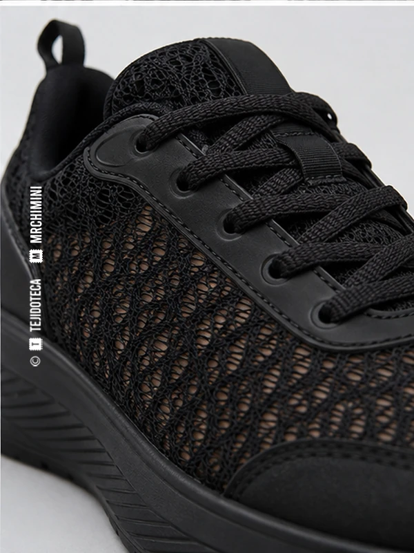 Zapatilla con malla técnica de Raschel en negro #171717