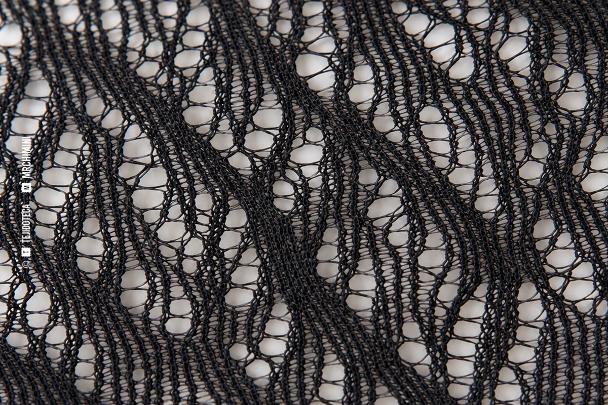 Macrofotografía de tejido Raschel en negro #171717 – TEJIDOTECA Macrofotografía de tejido Raschel en negro #171717