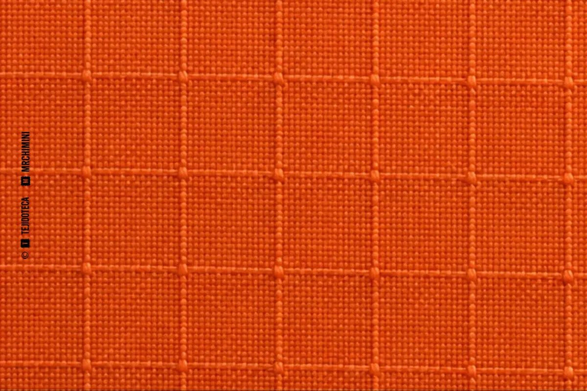 Macrofotografía de tejido ripstop en naranja seguridad #E05A22