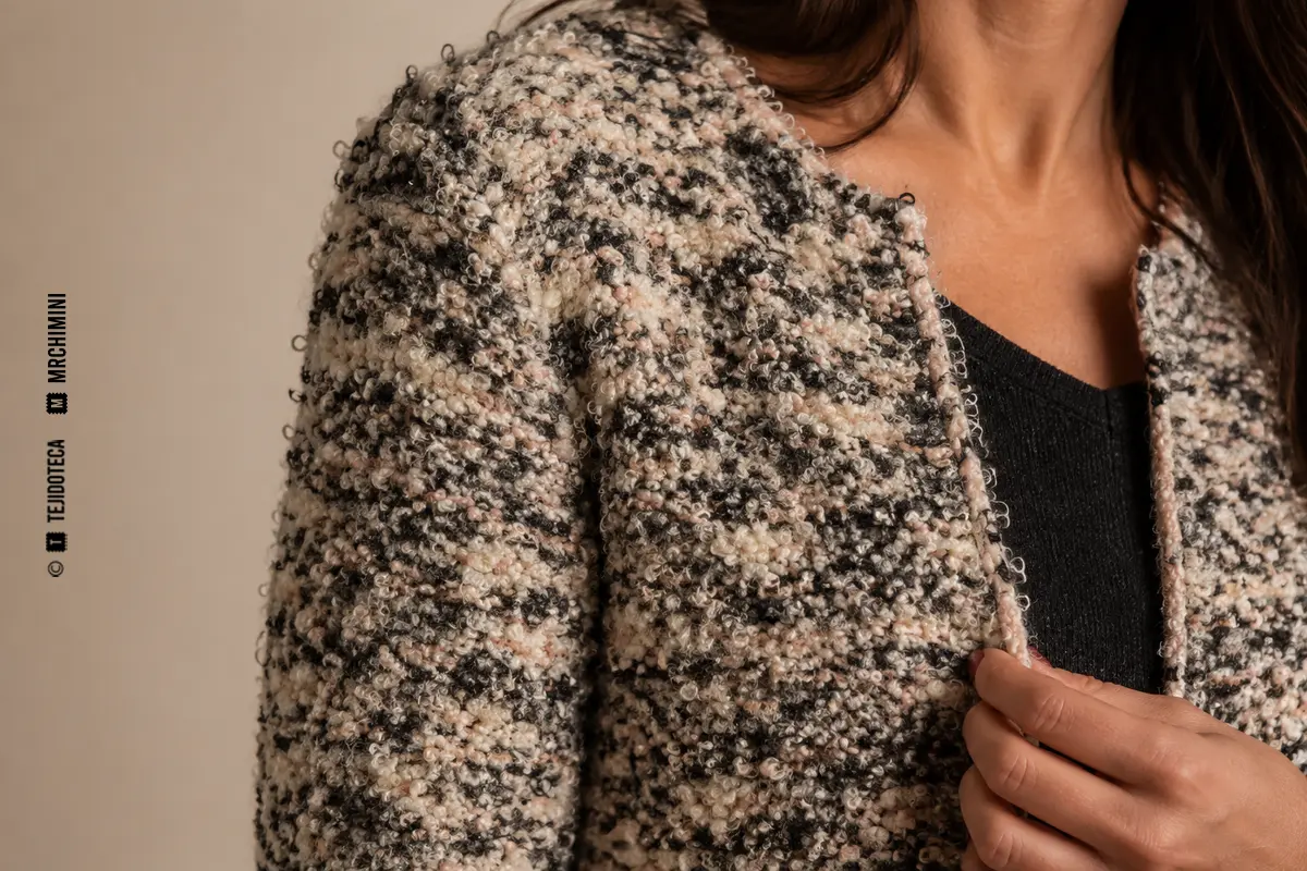 Detalle de una chaqueta realizada con hilo de fantasía bouclé y neps.