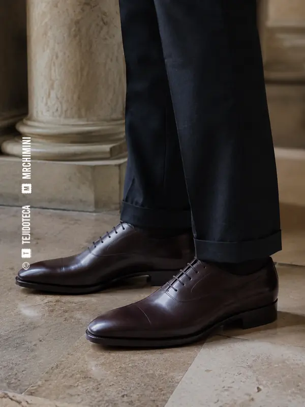 Persona con zapatos clásicos de box calf burdeos