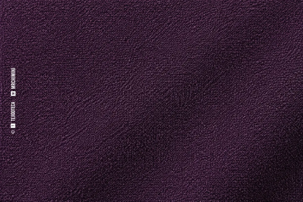 CREPÉ DE LANA — macro Macro de crepé de lana color ciruela con superficie granulada