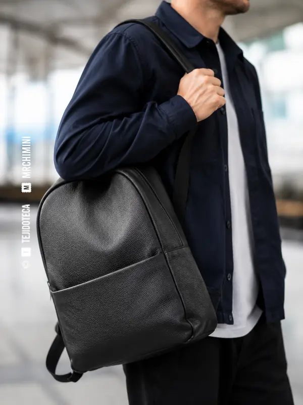 Hombre con mochila negra de cuero de flor corregida