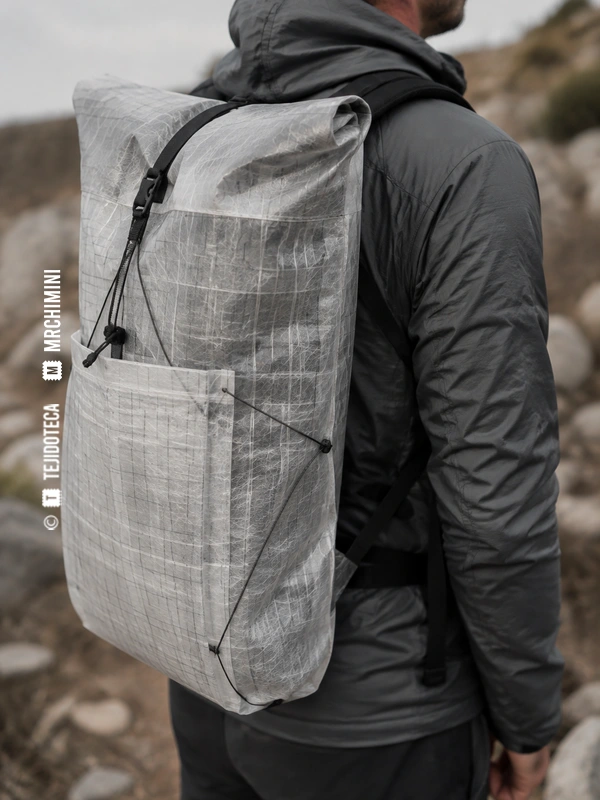 Mochila ultraligera de DYNEEMA® COMPOSITE FABRIC llevada por un senderista