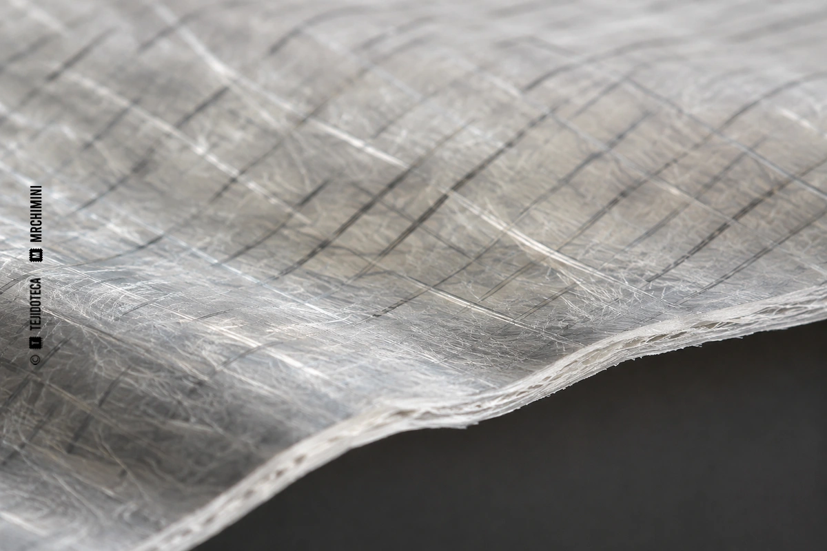 Macro de DYNEEMA® COMPOSITE FABRIC translúcido con fibras de refuerzo encapsuladas