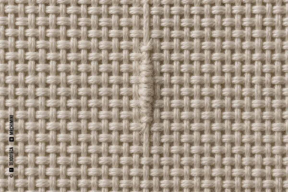 unión voluminosa y deshilachada dentro de un hilo — TEJIDOTECA