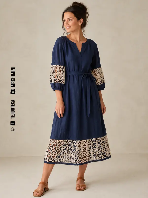Vestido azul con inserciones de encaje de bolillos