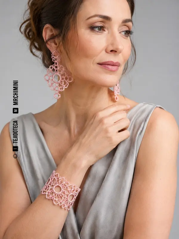 Mujer con pendientes y pulsera de frivolité rosa